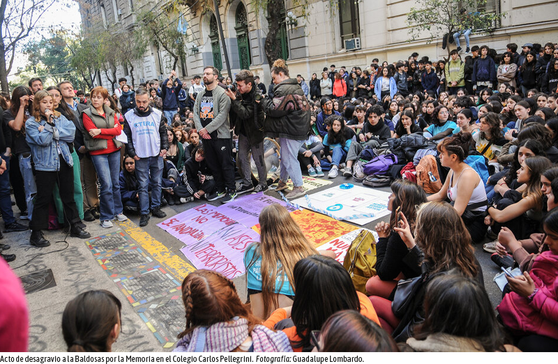 Acto de desagravio a la Baldosas por la Memoria en el Colegio Carlos Pellegrini. Fotografía: Guadalupe Lombardo